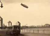 Registro da histórica passagem do dirigível alemão Hindenburg pelo Rio de Janeiro em 1936; em primeiro plano um ônibus Guy da Viação Excelsior (fonte: portal diariodotransporte).
