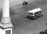 Guy da Viação Excelsior e obelisco da avenida Rio Branco, na antiga Capital Federal, em detalhe de cartão postal dos anos 30.