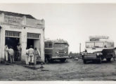 Ao centro, primitiva carroceria Linsônibus em chassi leve importado, nos anos 50 aplicado à ligação rodoviária entre Tupi e Panorama (SP) (fonte: Ivonaldo Holanda de Almeida).