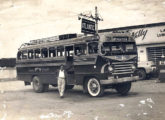 Também sobre GMC, porém com maior entre-eixos, este Linsônibus da primeira metade dos anos 50 pertenceu à empresa B. Horizonte, de Pedro Leopoldo (MG); em 1958 foi adquirido por Antônio Veríssimo, por oito anos vindo a praticar a ligação entre Monte Azul (norte de MG) e Caetité (BA) (fonte: Régulo Franquine Ferrari / José Veríssimo).