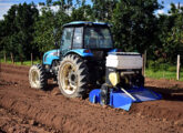 Plus 80 acoplado a formatador de canteiro equipado com enxada rotativa e adubadora (fonte: Cultivar Máquinas).