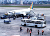 Ônibus Mafersa transportando passageiros no pátio do Aeroporto de Congonhas, na capital paulista; a foto, de 25 de novembro de 1991, registra o primeiro vôo da Ponte Aérea Rio-São Paulo operado pela extinta Transbrasil.
