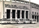 Diante do Estádio do Pacaembu, em São Paulo (SP), cinco Magirus com diferentes carrocerias posam para foto: a partir da esquerda, Ciferal, Striuli, Grassi, Nielson e outro Striuli (fonte: Ivonaldo Holanda de Almeida).