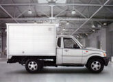 A Mahindra também identificava seu chassi-cabine como Pik Up, aqui um modelo 2012 equipado com carroceria baú.