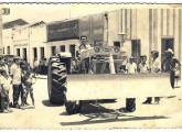 Trator pesado sobre pneus MD 920 P, equipado com lâmina, pertencente à Prefeitura de Manaíra (PB); a foto é de 1973 (fonte: site tratoresantigos).