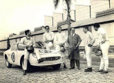 Junto a um dos três GT Malzoni III da equipe Vemag,  Jorge Lettry e (da esquerda para a direita) os pilotos "Marinho", Roberto dal Pont, Eduardo Scuracchio, Anísio Campos e Francisco Lameirão (fonte: nobresdogrid).