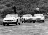 Os três GT Malzoni brancos da equipe Vemag, pilotados por "Marinho" (carro número 10), Francisco Lameirão (nº 11) e Anísio Campos (nº 6) (fonte: site obvio).