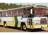 Estranho aspecto assumiu o urbano Veneza em seu primeiro facelift, em 1976; linhas retas e funcionais enfeitadas pela rebuscada grade do modelo Marcopolo II; o ônibus da foto foi alocado, em 1977, à frota da operadora Transportes Coletivos Grande Londrina (PR).