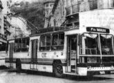 Um dos trólebus Ansaldo da CSTC circulando pelas ruas de Santos em 1983.