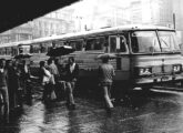 Em tarde chuvosa na capital paulista, dois Marcopolo-Magirus aguardam passageiros para a Baixada Santista (fonte: Ivonaldo Holanda de Almeida).