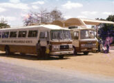Outro ônibus da mesma transportadora moçambicana, no final de 1979 atendendo à linha Nampula-Ilha de Moçambique; à direita uma carroceria de fabricação local (foto: LEXICAR).