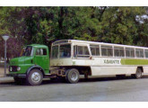 Extemporâneo "papa-filas" com carroceria Veneza; tracionado por cavalo-mecânico Mercedes-Benz, pertenceu à empresa Xavante, de Rio Grande (RS) (fonte: site historiadosonibus).