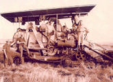 Leonel Barcellos, fundador da Madal (à direita) com sua colheitadeira autopropelida, aqui equipada com esteiras e grande tolde de proteção - para o operador e a carga (fonte: Paulo Roberto Steindoff / tratoresantigos).