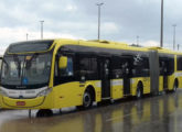 GranMetro articulado com vidros colados e portas à esquerda em chassi Mercedes-Benz O-500UA atuando no transporte urbano de Brasília (DF) (foto: Mateus Vasconcelos / onibusbrasil).