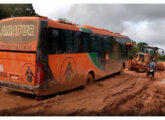 Mascarello-Volvo da Amatur, em fevereiro de 2021 sendo retirado de atoleiro na BR-319, entre Porto Velho e Manaus (foto: portal viajanteexplorador).