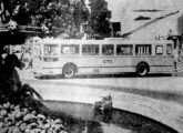 Trólebus da CTC dobra a esquina da avenida da Universidade com 13 de Maio, em Fortaleza, diante do chafariz francês que existia no local (fonte: Ivonaldo Holanda de Almeida / fortalezanobre).