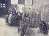 Trator Massey-Ferguson de 35 cv, ainda montado pela Vemag, exposto no I Salão do Automóvel (foto: O Globo). 