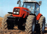 MF 5420, modelo 4x4 com motor de seis cilindros e 210 cv e câmbio 12x4.