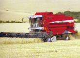 MF 38, uma das duas colheitadeiras de grãos lançadas em 1999.