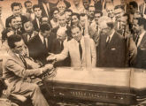 Tendo ao volante o economista Celso Furtado, então Superintendente da Sudene, o primeiro Massey MF 50 é apresentado ao Presidente João Goulart em fevereiro de 1962, diante do Palácio do Planalto, Brasília (foto: O Cruzeiro).