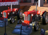 Em 2017, ao comemorar 50 anos de Brasil, a Massey montou uma "linha do tempo" de seus tratores nacionais na feira Agrishow; na imagem, lado a lado, os modelos 35 e 50 (foto: LEXICAR).