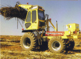 Um dos dois modelos de transportadora de cana-de-açúcar da Massey – MF 290, nas versões 4x2 e 4x4, com motor MWM de 85 cv.