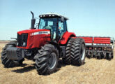 MF 7390 Dyna, com motor turbo de 6 cilindros, 6,6 l e 150 cv, câmbio automatizado e tração 4x4.