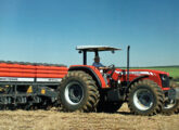 Modelo MF 4299, com 4 cilindros, 4,4 l, 130 cv e câmbio 12x4.