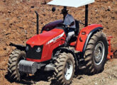 MF 4275, com motor de 4 cilindros, 4,1 l e 75 cv e câmbio 12x4.