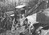 Trator MF 50X acompanhando uma colheitadeira de cana-de-açúcar Massey Ferguson importada.