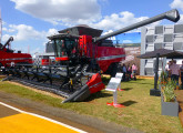 Colheitadeira axial MF 9695 quando de seu lançamento no Agrishow 2015 (foto: LEXICAR).