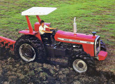 MF 295/4, com tração nas quatro rodas, 4,1 t e 105 cv, um dos diversos modelos de tratores Massey fabricados em 1983, quando o controle da empresa foi transferido para o Grupo Iochpe.