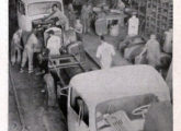 A linha de montagem carioca da Mercedes-Benz em 1951: tinha capacidade para entrega de dez caminhões por dia (fonte: Revista do Automóvel-Club).