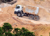 Axor 3040 6x4, em 2022 transportando blocos de granito em jazida da empresa Cattergan, em Governador Linderberg (ES) (foto: portal transportemundial).