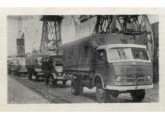 Em janeiro de 1960 veículos Mercedes-Benz nacionais participaram da Coluna Norte da Caravana de Integração Nacional, percorrendo a estrada Belém-Brasília durante sua construção; na foto, a caravana desfila ao longo do cais do porto de Belém (PA) (fonte: Revista Automóvel Clube).