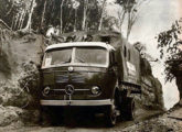 Caminhão LP-321 na Belém-Brasília em construção (foto: Audálio Dantas / O Cruzeiro).