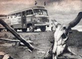 O ônibus 4x4 em outra cena da viagem (foto: Audálio Dantas / O Cruzeiro).
