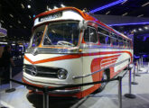 Na feira Lat.Bus 2026, ao comemorar 70 anos de produção nacional, a Mercedes-Benz expôs este O-321 HL com padrão de pintura semelhante à do ano de lançamento (foto: LEXICAR).