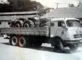 LP-331 S com terceiro-eixo pertencente à Usina Itaiquara, de Passos (MG); note os dois tratores Massey Ferguson, como carga (fonte: Ivonaldo Holanda de Almeida). 