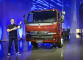 O novo visual da linha Accelo (aqui na versão 1117) quando de sua pré-apresentação, um mês antes da Fenatran (foto: autodata). 