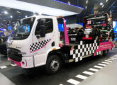 Accelo 1417 6x2, na Fenatran, carregado com um caminhão Mercedes-Benz da Copa Truck (foto: LEXICAR).