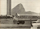 Monobloco urbano ilustra publicidade da Mercedes-Benz, de janeiro de 1965, tendo como tema o quarto centenário da cidade do Rio de Janeiro.