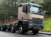 ... e Aroccs 4051 8x4, dedicado ao setor madeireiro.