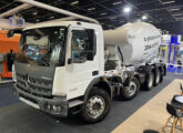 Protótipo do caminhão-betoneira Atego 3330 10x4, exposto em 2025 na feira Concrete Show. 