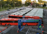 Registro da entrega dos primeiros articulados O500 MDA, de um lote de 26, ao sistema integrado da Região Metropolitana de Curitiba (PR).