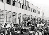 O presidente Juscelino Kubitschek inaugura a fábrica da Mercedes-Benz em São Bernardo do Campo.