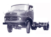 LA-1113, uma das versões com tração nas quatro rodas da linha de caminhões médios da Mercedes-Benz.