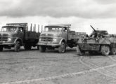 Dois caminhões LA-1111 são destacados para demonstração de desempenho fora-de-estrada, em 1965, diante da fábrica da Mercedes-Benz (fonte: Jorge A. Ferreira Jr. / Anfavea).