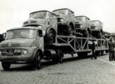 Cegonha tracionada por um Mercedes-Benz LPS transportando quatro caminhões 0km de geração posterior, como mostram os para-brisas maiores, introduzidos em 1969.