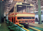 O-364 com a carroceria completa e pintada entra na linha de montagem da fábrica de São Bernardo do Campo (fonte: Jorge A. Ferreira Jr.).